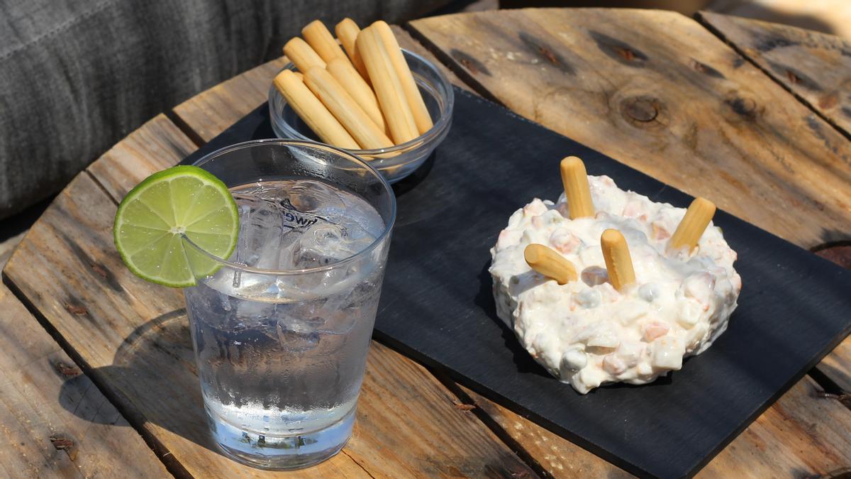 Ensaladilla rusa con vodka tonic de La Cream Empordà.