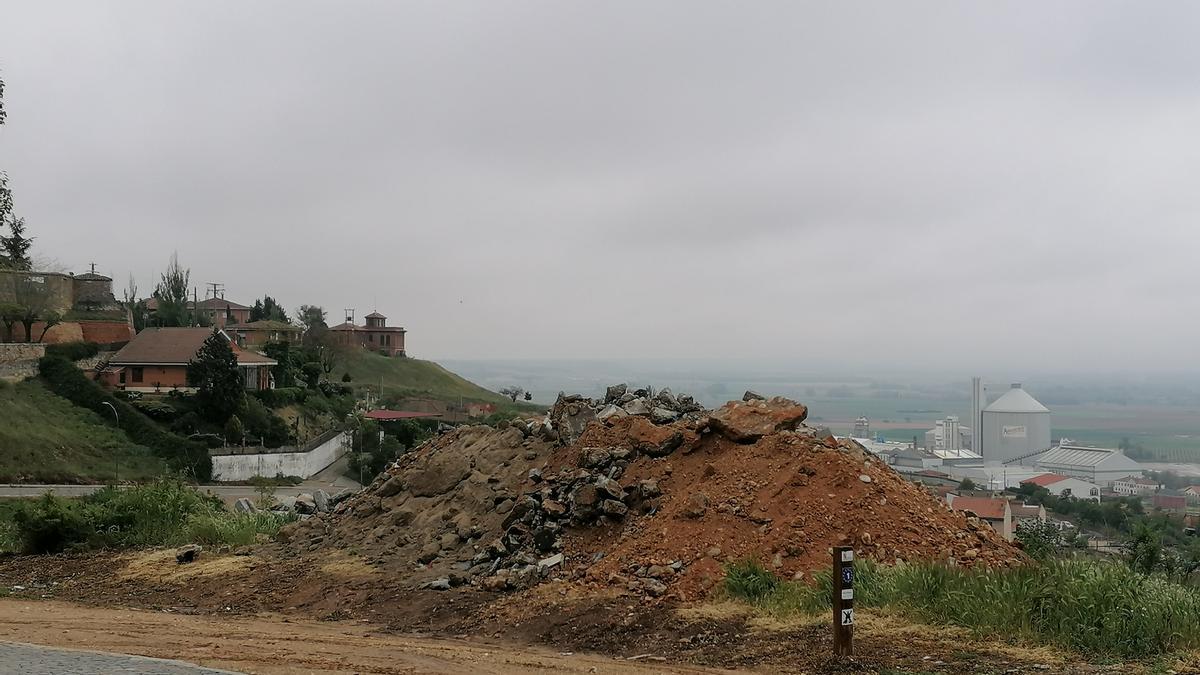 Escombros apilados en el entorno del barrio del Carmen de Toro