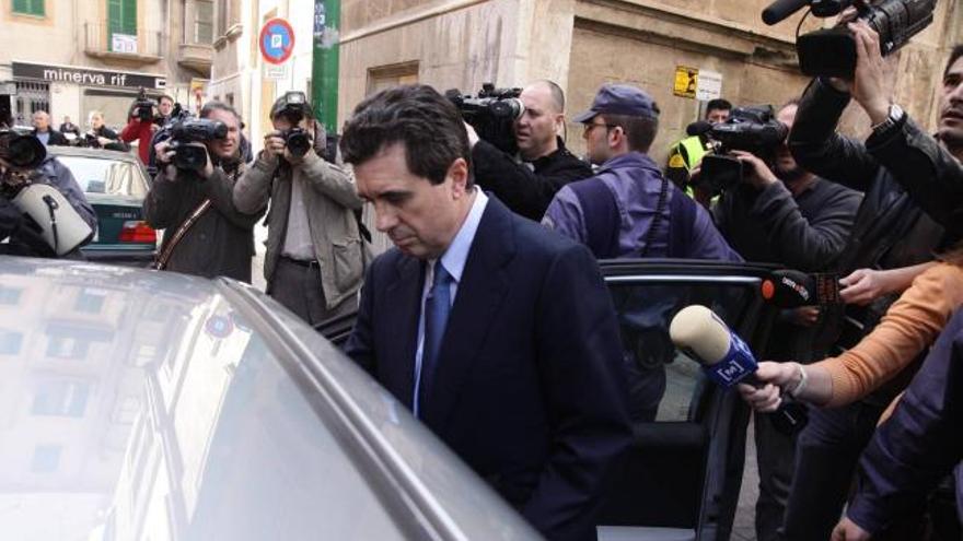 Jaume Matas se sometió ayer a un largo interrogatorio que se prolongó hasta la noche.