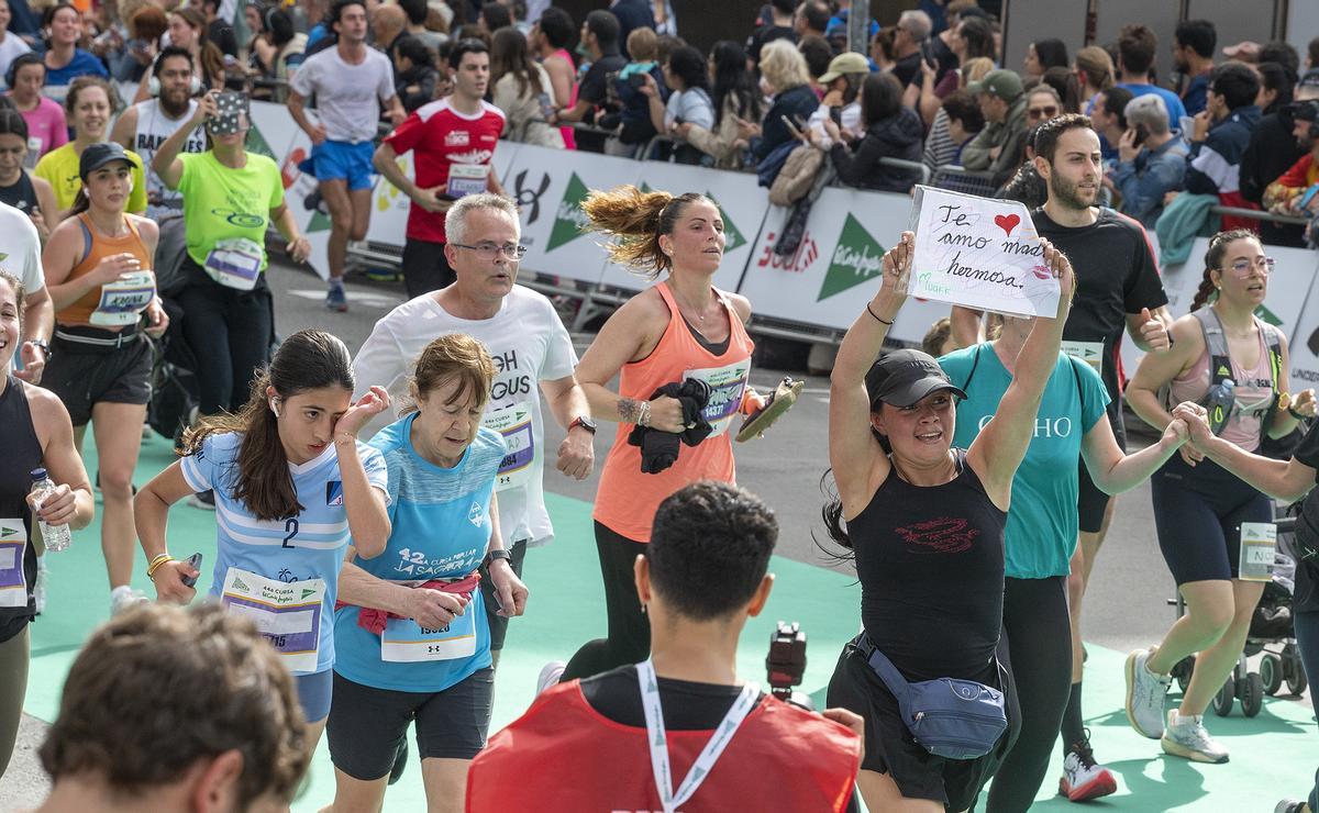 Los participantes finalizando en plaça Catalunya su recorrido de 10 km durante la 44 edición de la Cursa de El Corte Inglés