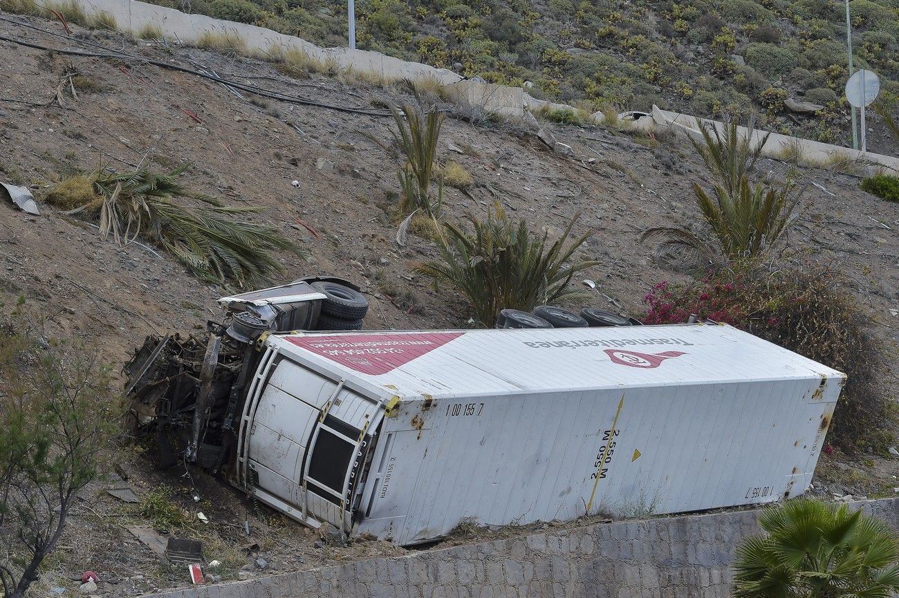 Accidente de un camión en una ladera cerca de La Laja