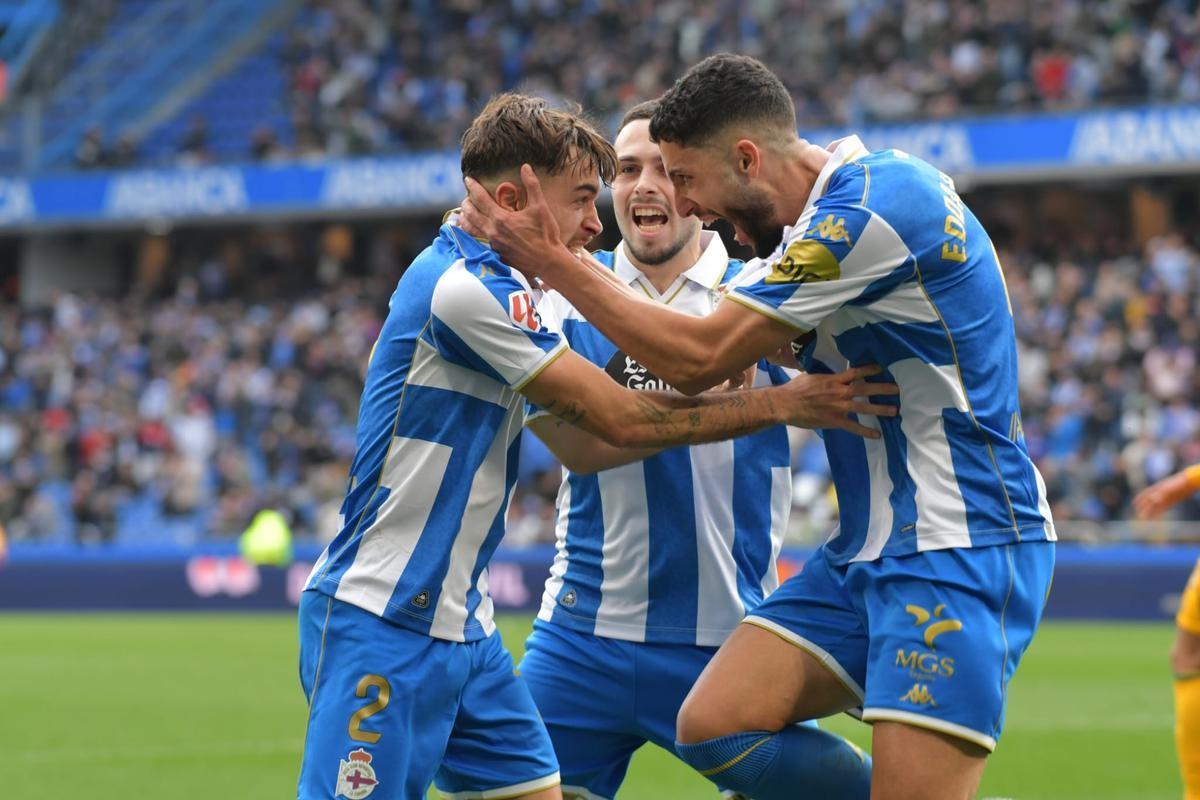 Eddahchouri, Altimira y Mella celebran un gol en Riazor