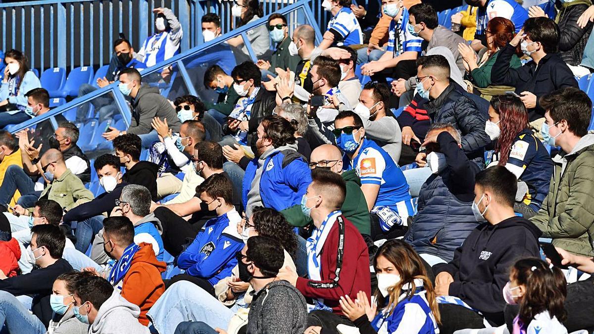 Aficionados en Riazor la temporada pasada. |  // VÍCTOR ECHAVE