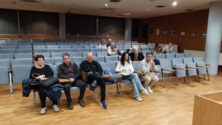 Reunión del comercio y hostelería con el gobierno de la Mancomunidade en el salón de plenos de Cangas. | |