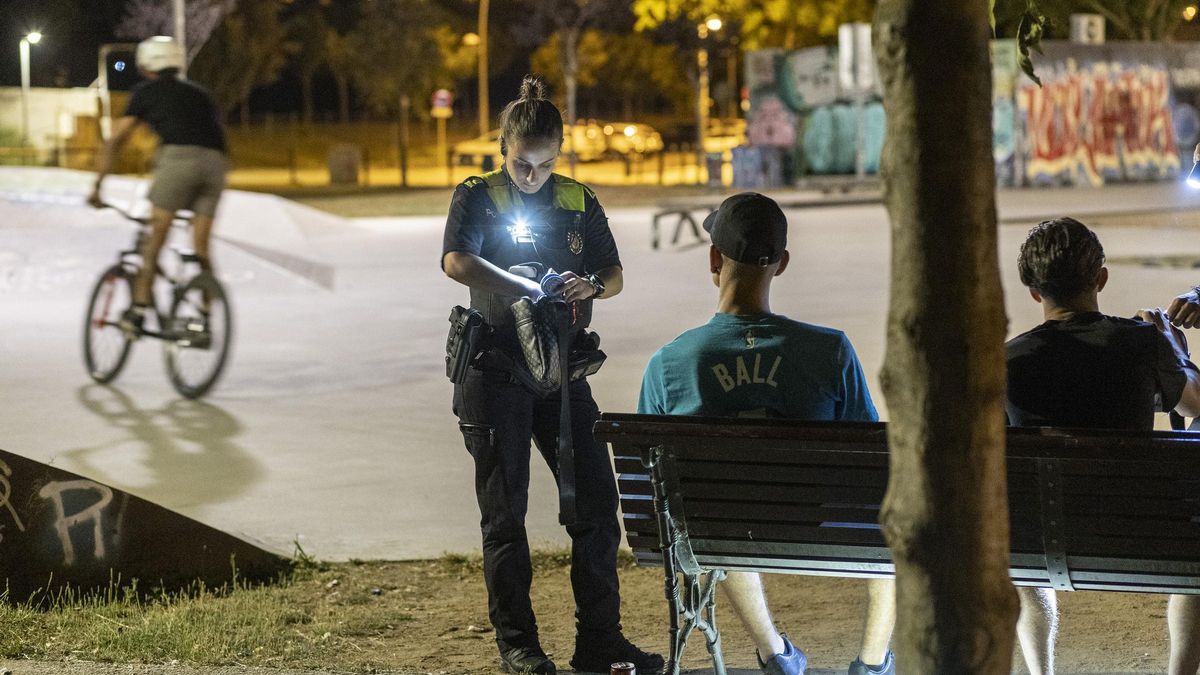 Una agent de la Policia Local de Platja d'Aro durant el patrullatge nocturn en un dels parcs del municipi.
