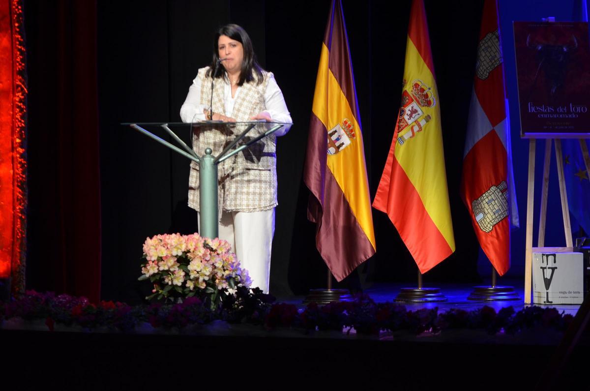 La alcaldesa, Beatriz Asensio, durante su discurso.