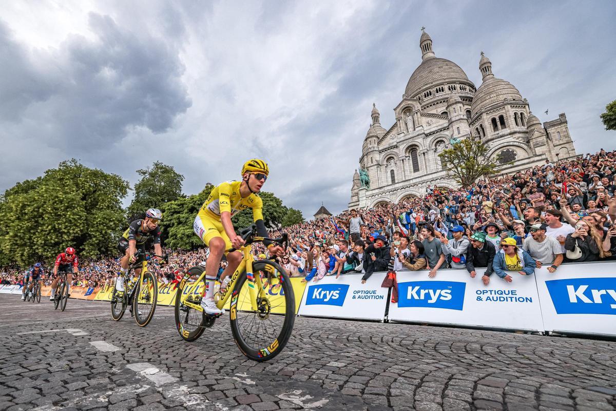 Pogacar, en Montmartre, en la última etapa del Tour de 2025 por delante de Wout van Aert.