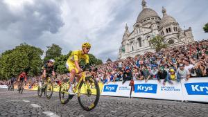 Pogacar, en Montmartre, en la última etapa del Tour de 2025 por delante de Wout van Aert.
