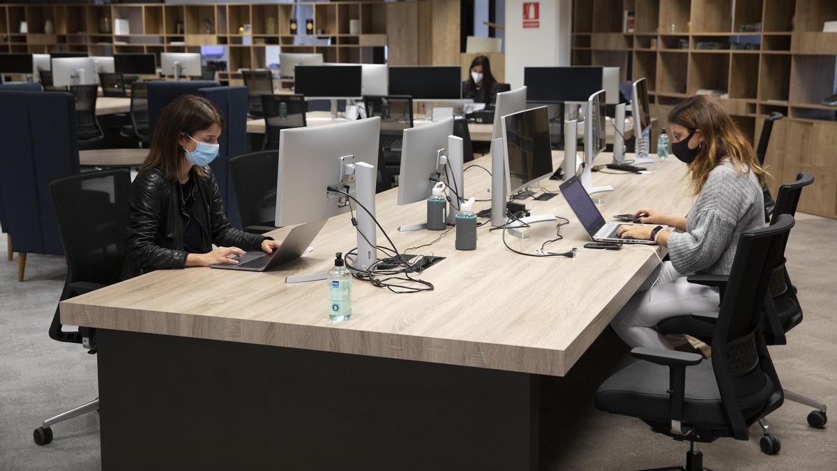 Varias trabajadoras trabajan en una oficina de Barcelona.