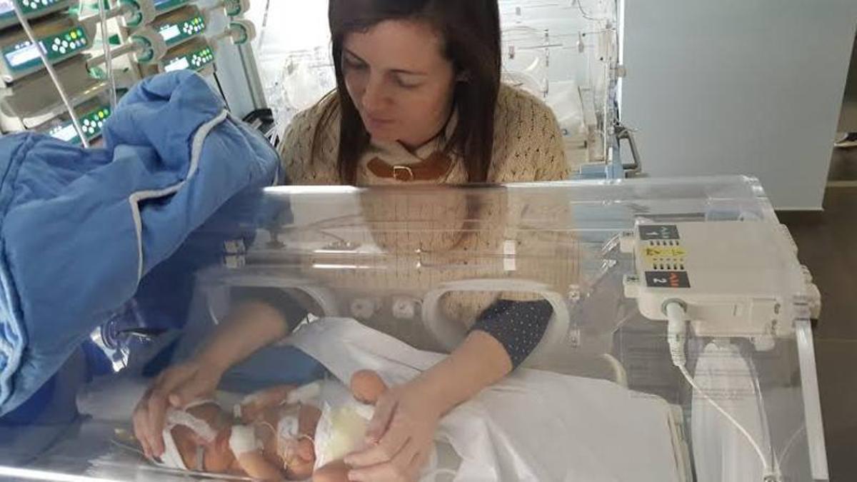 Imagen de un bebé en una UCI neonatal.