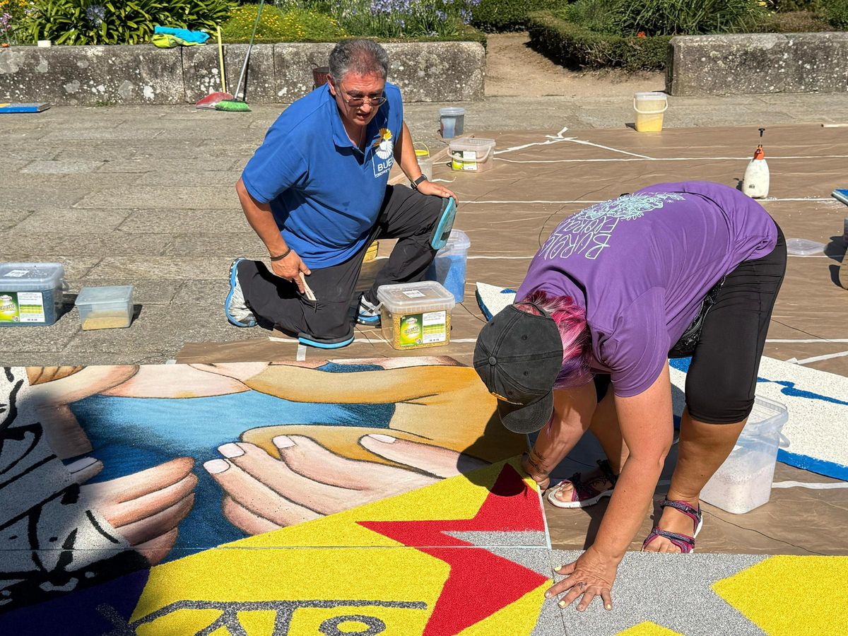Participantes de asociaciones de Bueu, Burela, Ames y otras más colaboracon con Alfombristas da Estrada.