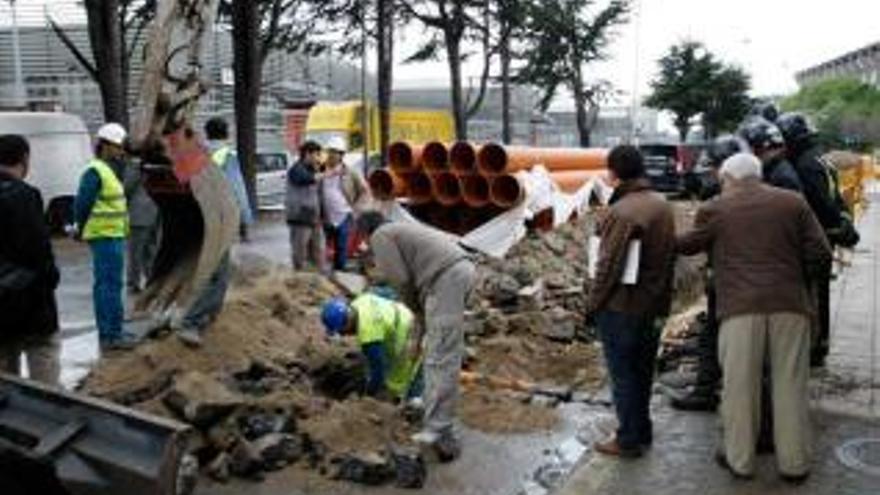 Los operarios intentan reparar la rotura de la tubería del gas, ayer, en la avenida Portanet.