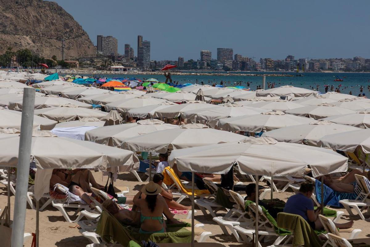 La playa del Postiguet a reventar esta semana en Alicante