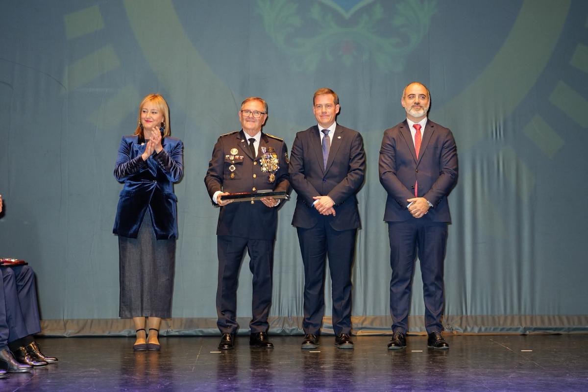 Reconocimiento a la trayectoria del excomisario de la Policía Local de Xàtiva, en 2025.