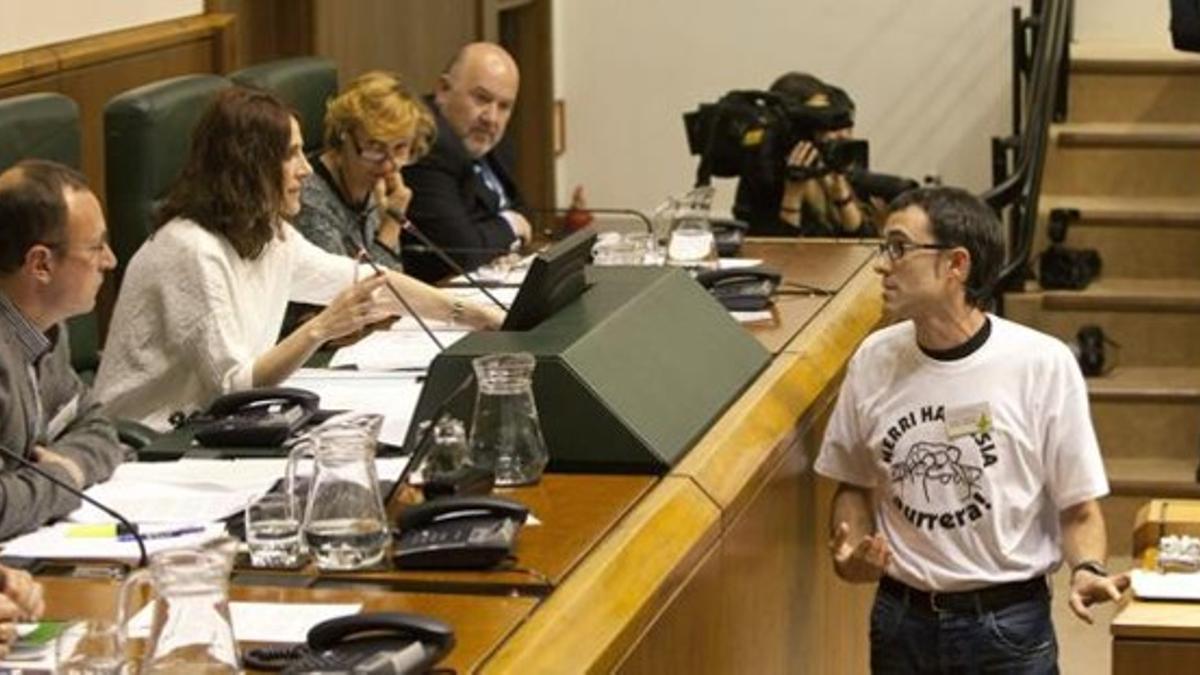 La presidenta del Parlamento Vasco, Bakartxo Tejería, este viernes, retira la palabra al parlamentario de EH Bildu Julen Arsuaga, que pretendía leer una carta de la colaboradora de ETA recientemente detenida Urtza Alkorta.