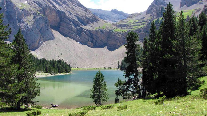 Parece Canadá, pero está en Aragón: un lago de aguas cristalinas perfecto para una escapada de verano