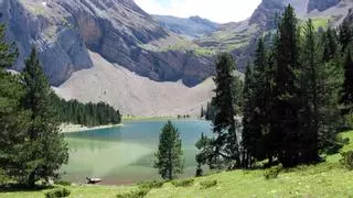 Parece Canadá, pero está en Aragón: un lago de aguas cristalinas perfecto para una escapada de verano