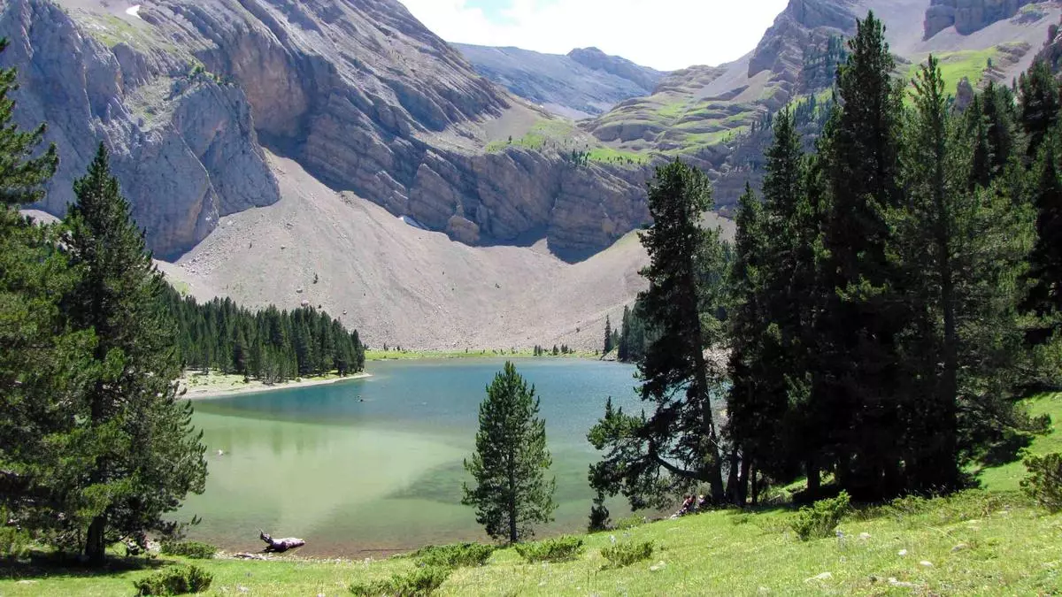 Parece Canadá, pero está en Aragón: un lago de aguas cristalinas perfecto para una escapada de verano