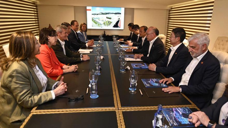 La reunión celebrada ayer en Vigo entre Alfonso Rueda y directivos de Citic Group, entre ellos Xi Guohua, sentado frente al presidente de la Xunta. | Pablo H. Gamarra