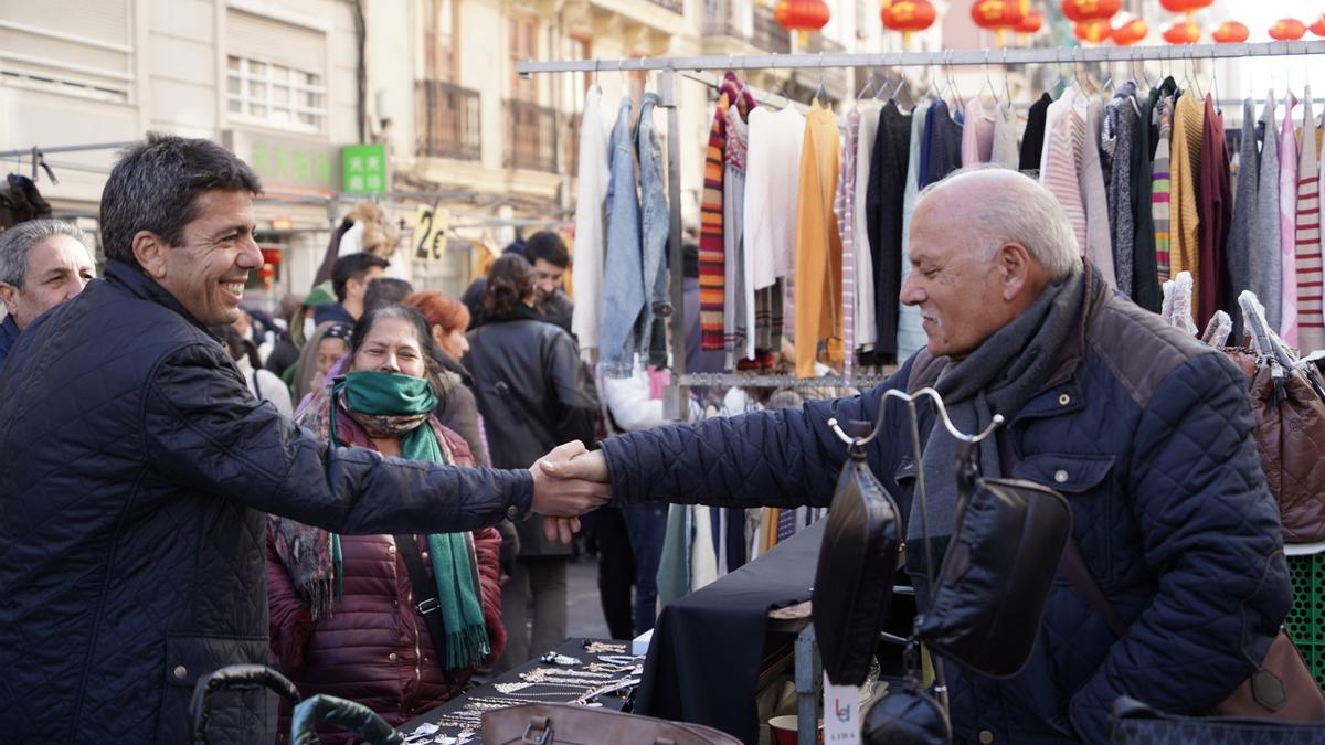 El presidente del PPCV, Carlos Mazón, ha visitado un mercado en Valencia