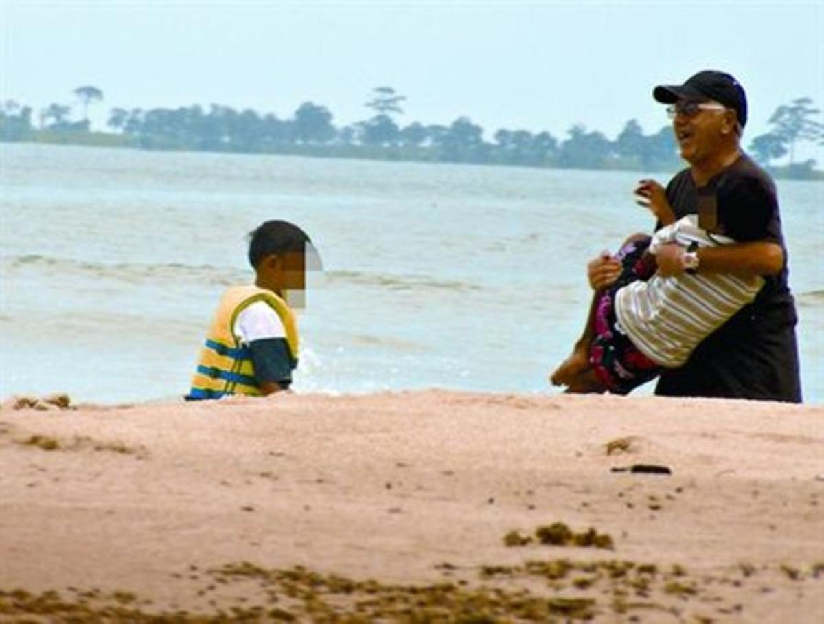 El francés Jacques Philippe Albertini, fotografiado con sus víctimas en Camboya.