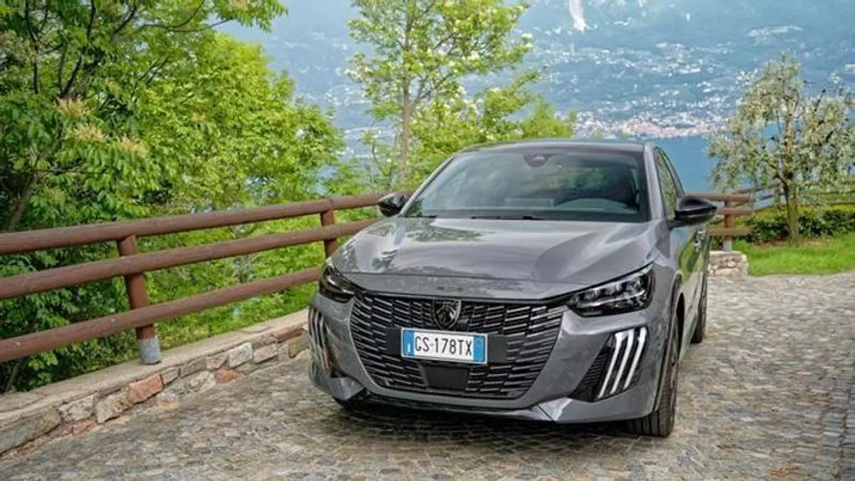 Joven, moderna y con vocación deportiva, la gama del Peugeot 208 ofrece una atractiva oferta de motorizaciones gasolina, híbridas y 100% eléctricas