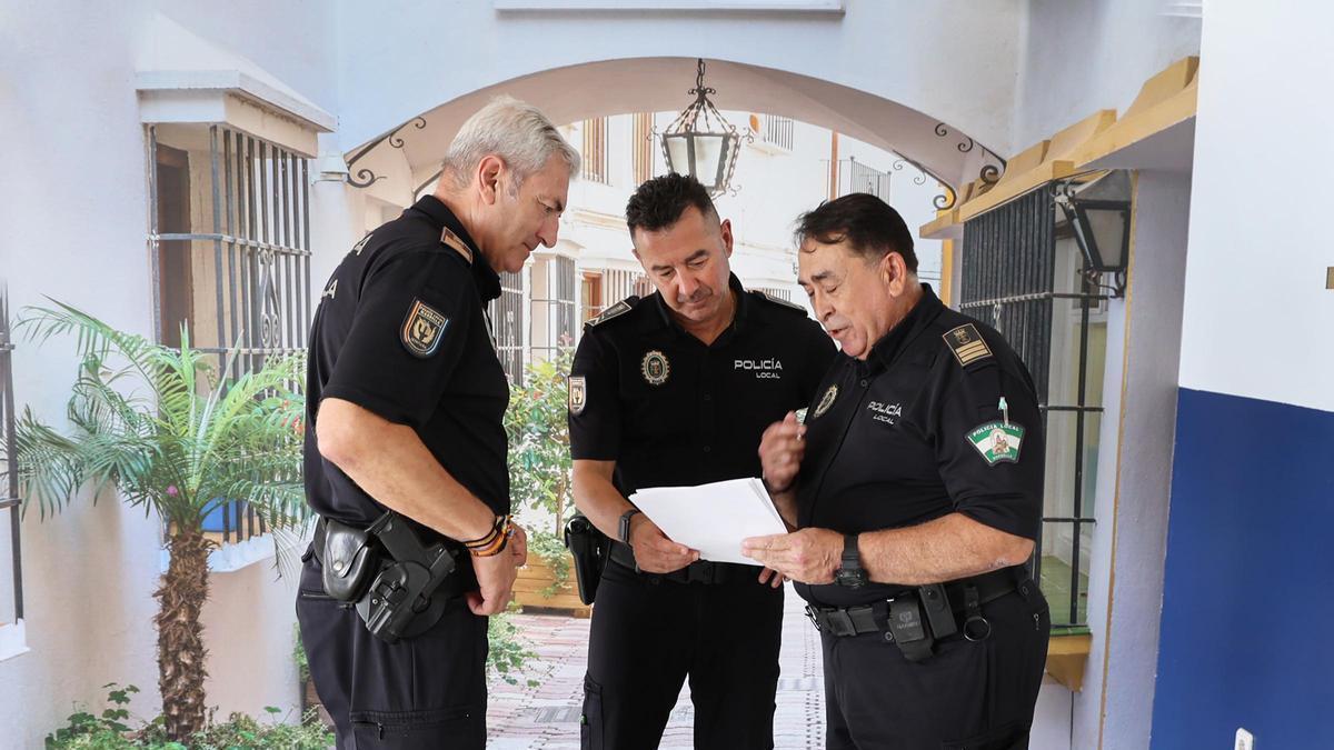 La Policía Local de Marbella se encarga del control de los horarios para depositar la basura.