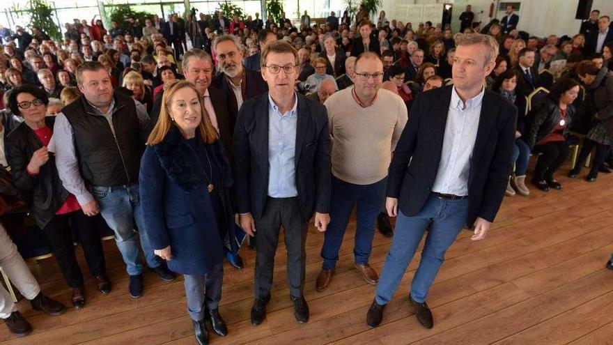 Ana Pastor, Núñez Feijóo, Tellado y Rueda, en primera línea, con los familiares de los homenajeados y otros asistentes detrás. // Gustavo Santos