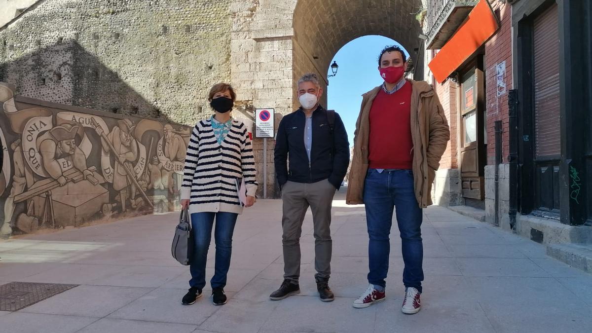 El alcalde de Toro, Tomás del Bien, y la concejala de Obras, Ruth Martín, en el acto de reapertura del entorno del Arco del Reloj de Toro