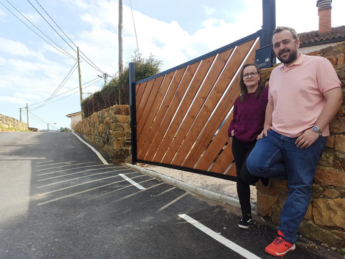 Silvia Bernardo y Alberto Cofiño delante de su casa en San Cucao.