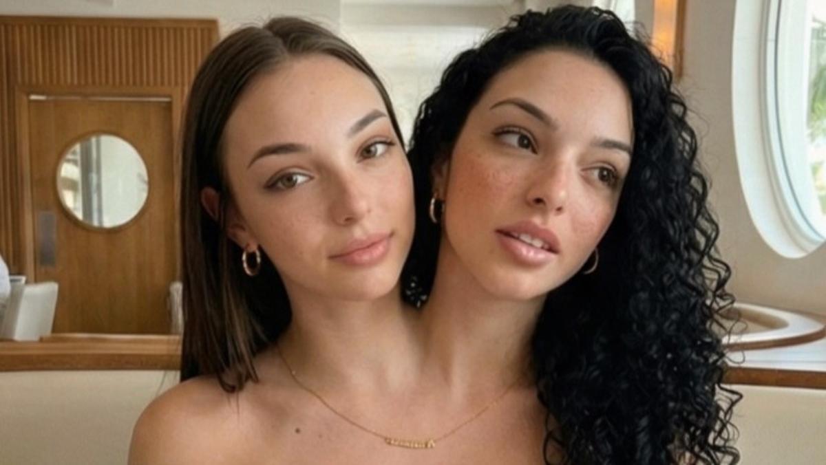 Las siamesas artificiales Valeria y Camila.