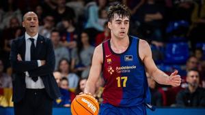 Juan Núñez dirige un ataque del Barça ante la atenta mirada de Joan Peñarroya