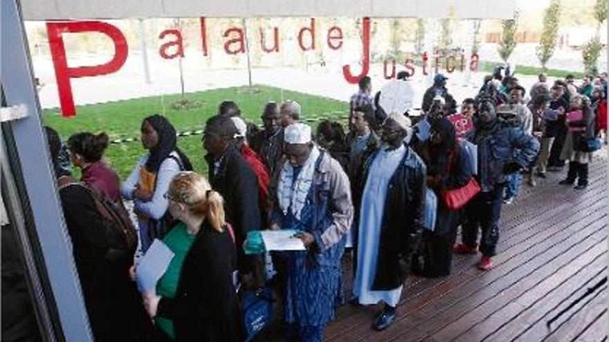 Membres de la plataforma i simpatitzants entrant les sol·licituds de paralització, ahir a Girona.