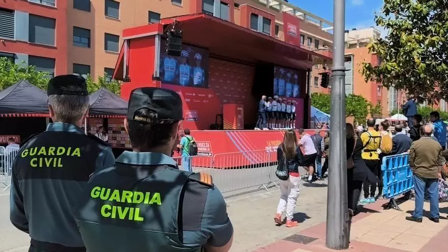 Investigan a tres jóvenes por intentar robar en un supermercado de Barbastro durante la Vuelta Ciclista