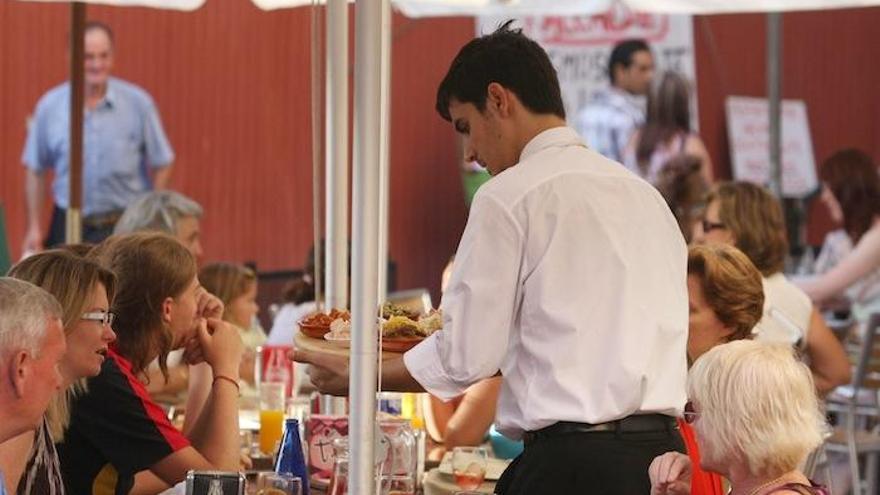 Un camarero en uno de los establecimientos de hostelería de la ciudad.