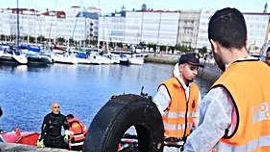 Recogida de un carro de la compra en la limpieza de la Marina.