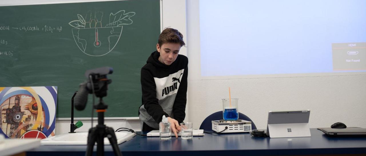 Uno de los alumnos del IES María de Molina, durante un experimento sobre el derretimiento del hielo. | E. Fraile