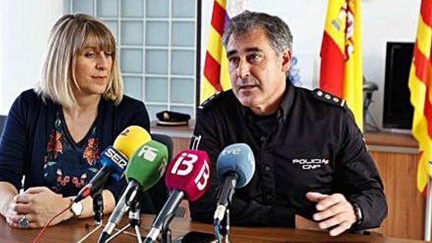 La concejala de Turismo y Comercio de Ibiza, Dessiré Ruiz, y el comisario, Manuel Hernández.