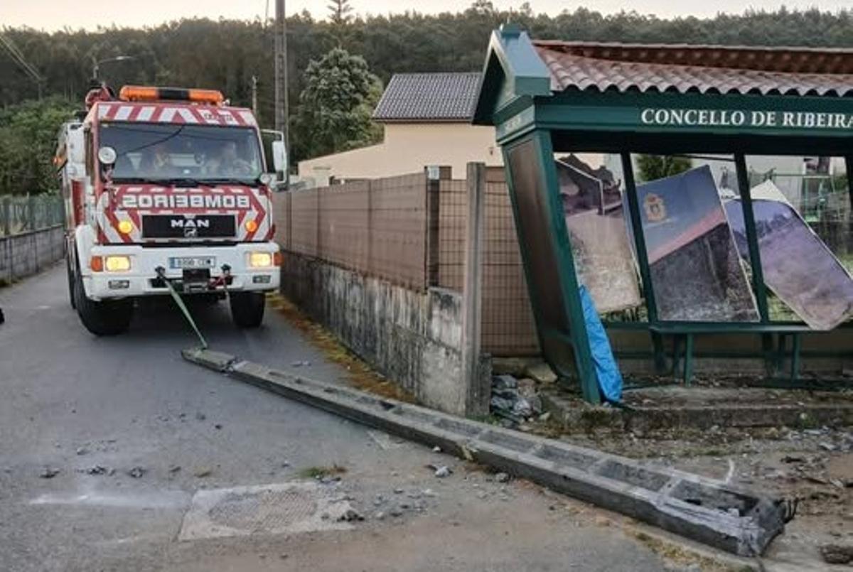 Poste derribado por el impacto de la furgoneta accidentada en Ribeira.