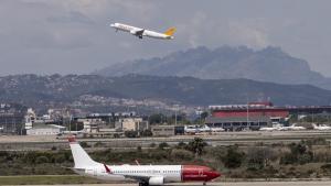 Aviones en el aeropuerto de Barcelona El Prat vistos desde el Mirador de l’Illa.