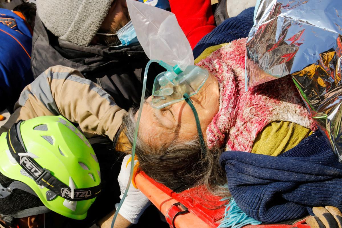 Saadet Sendag, una mujer turca que fue rescatada después de 177 horas, mientras continúa la búsqueda de supervivientes, después de un terremoto mortal en Hatay, Turquía, el 13 de febrero de 2023