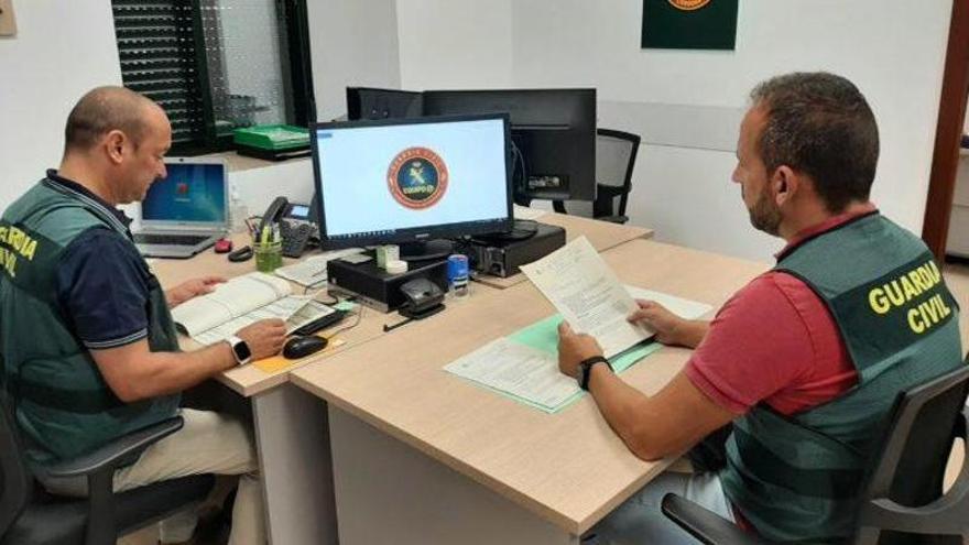 Agentes del Equipo @ de la Guardia Civil de Córdoba, encargado de investigar los delitos cometidos a través de internet.