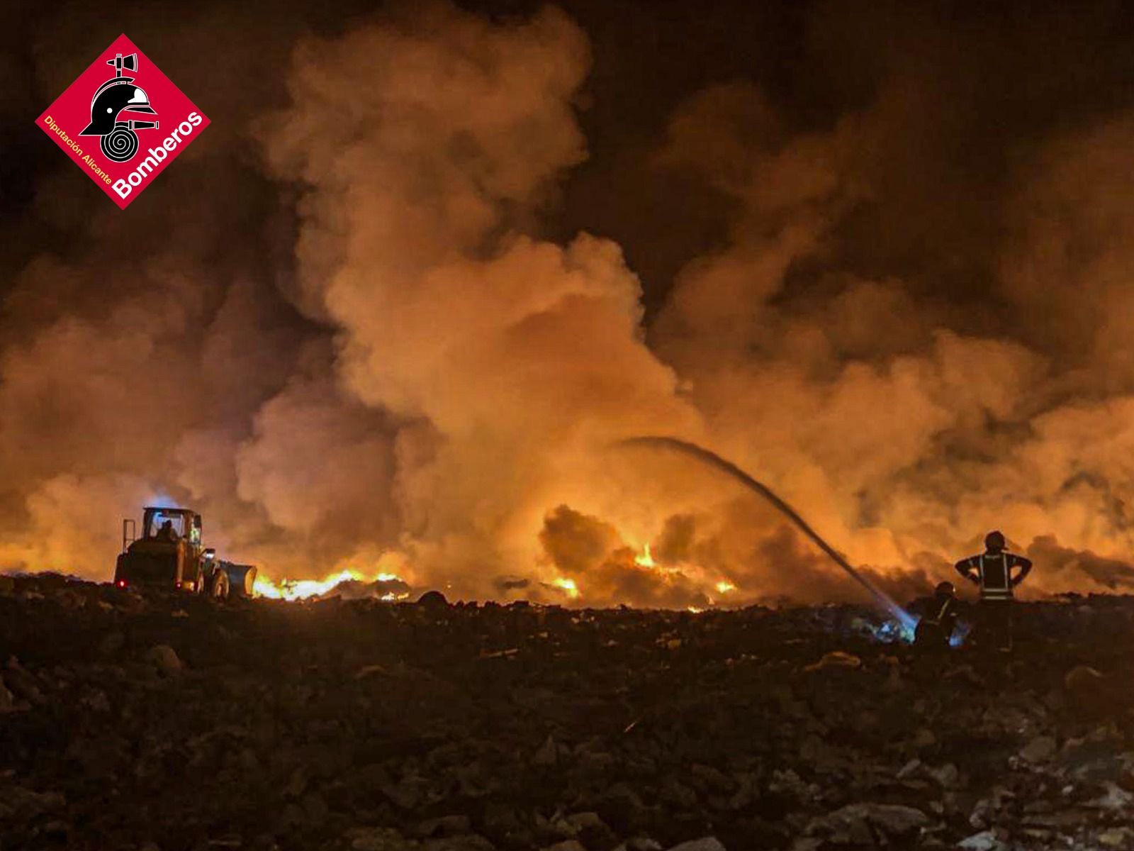 Incendio en un vertedero de Monóvar