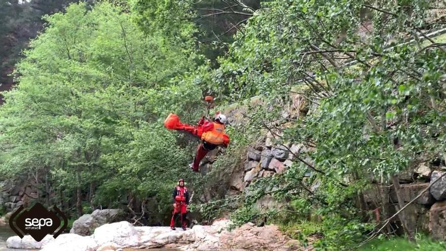 Un momento del izado del herido al helicóptero.