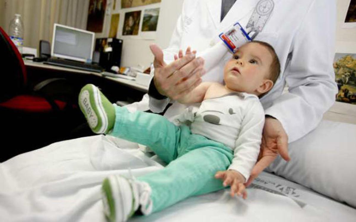 Abel fue operado con tres meses y ya puede levantar el brazo.