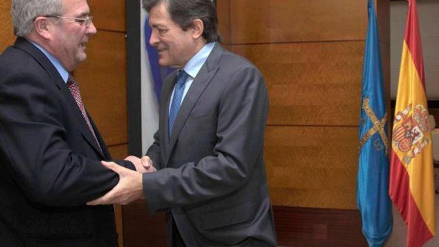 José Ron, a la izquierda, y Javier Fernández se saludan en el despacho de Presidencia.