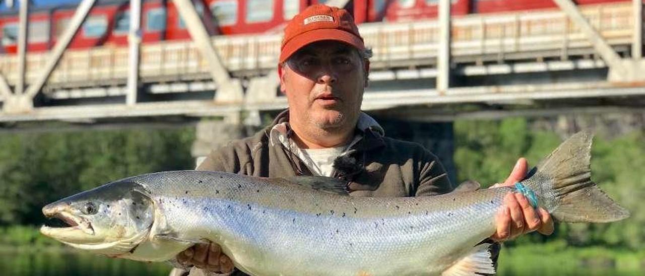 Miguel Piñeiro, con un salmón de once kilos que pescó en Noruega.