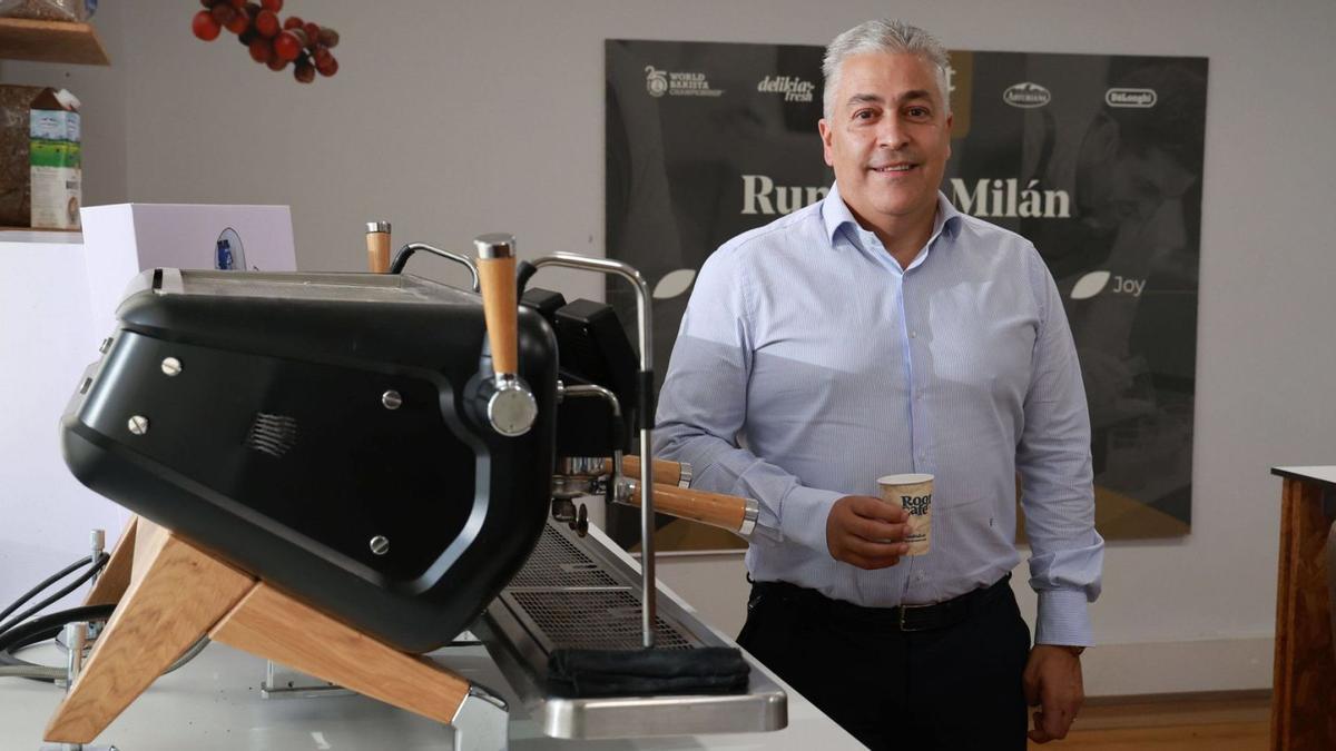 Manuel Quelle, CEO de Delikia y uno de sus tres fundadores, ayer con un café de la firma en su sede de Gondomar.