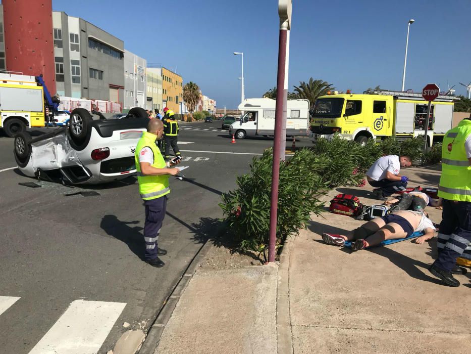 Un coche vuelca tras dar vueltas de campana en Arinaga