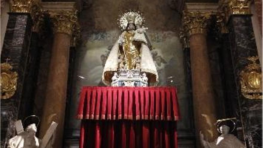 La Virgen &quot;peregrina&quot; ya preside el altar de la Basílica.